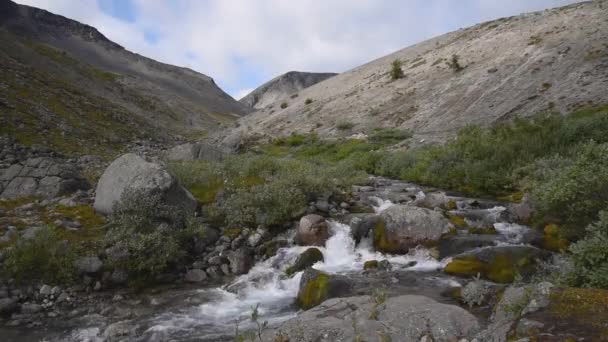 Güneşli Bir Günde Khibiny Dağları Nın Kayaları Bir Dağ Deresi — Stok video