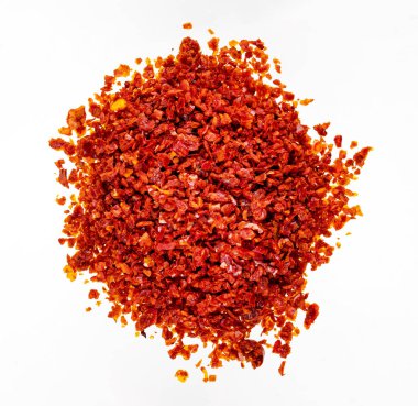 Aroma baharatlı kırmızı biber beyaz izole bir zemine saçılmıştır. Üst görünüm.