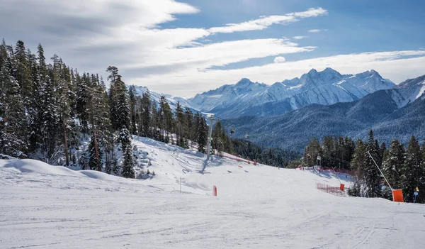 Güneşli bir kış gününde dağları, karı, ormanı, kayakçıları ve snowboardcuları olan Arkhyz kayak merkezinin güzel manzarası. Kafkas Dağları, Rusya. 