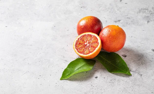 Сочные Сицилийские Красные Апельсины Сером Бетонном Фоне Вид Сверху Пространство — стоковое фото