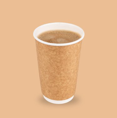 Kahverengi arka planda kağıt bardakta siyah aromatik kahve. Eko ve sıfır atık kavramı. Çevre dostu kullanım. Modifiye et ve uzayı kopyala.