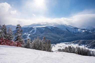 Güneşli bir kış gününde dağları, karı, ormanı ve rayları olan Arkhyz kayak merkezinin güzel manzarası. Kafkas Dağları, Rusya.
