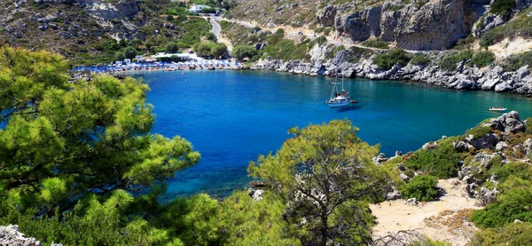 Azuurblauwe wateren op een kleine baai in rhodes Griekenland — Stockfoto