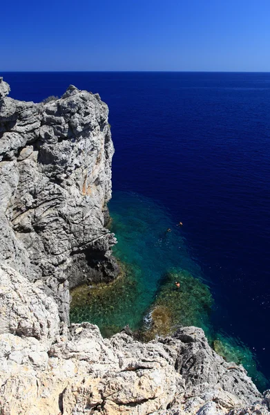 Snorkiling in een geheim cove rhodes Griekenland — Stockfoto