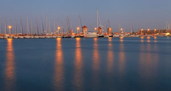 Porto de Rodes e moinhos de vento na Grécia ao pôr do sol — Fotografia de Stock