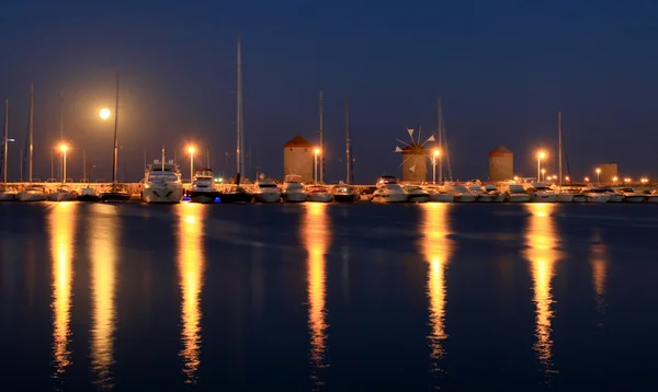 罗得斯港和日落时在希腊风车 — 图库照片
