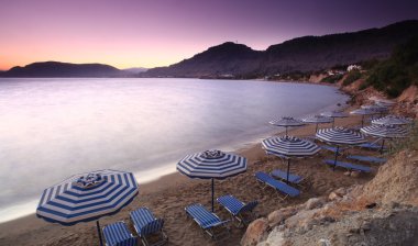 puesta del sol mediterráneo en pefkos