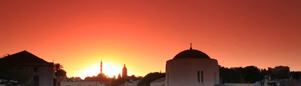 Sonnenuntergang in der alten Rhodos-Stadt — Stockfoto