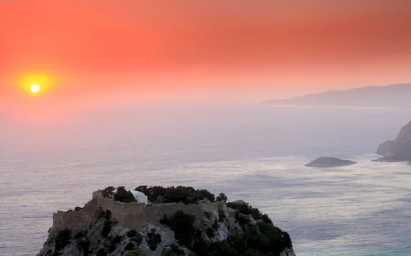 Naplemente alatt Monolithos castle — Stock Fotó