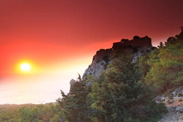 Pôr do sol sobre o castelo de Monolithos — Fotografia de Stock