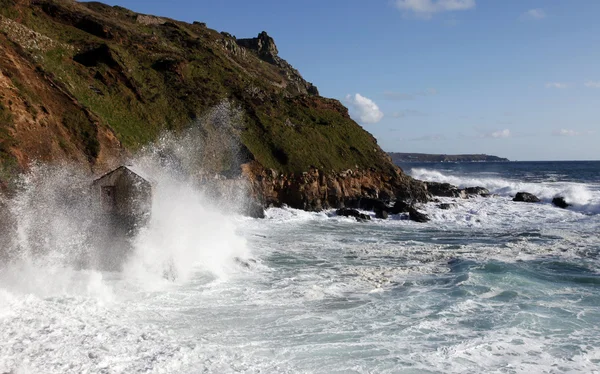 Cabaña de pesca siendo golpeado por las olas — Foto de Stock
