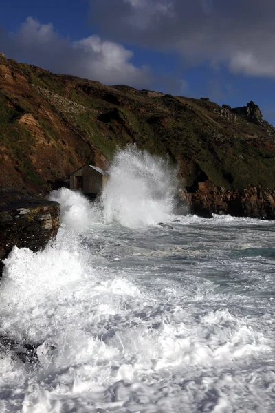 Cabaña de pesca siendo golpeado por las olas — Foto de Stock