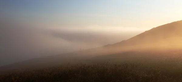 Pôr do sol sobre as colinas no Castelo de Corfe — Fotografia de Stock