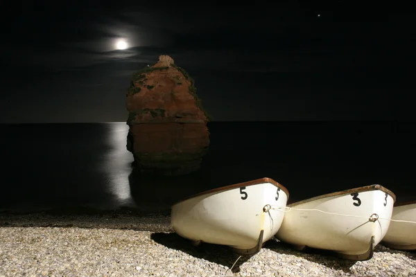 Luna deasupra apei din Golful Ladram — Fotografie, imagine de stoc