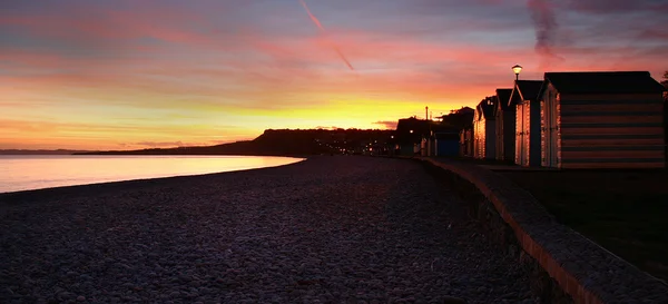 Budliegh παραλία καλύβες στο ηλιοβασίλεμα — Φωτογραφία Αρχείου