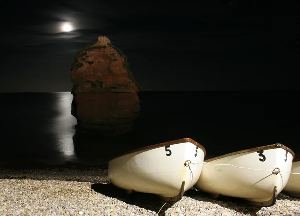 Луна над водой в заливе Ладрам — стоковое фото