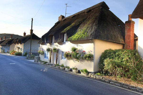 Domek kryty strzechą w miejscowości lulworth dorset w Anglii — Zdjęcie stockowe