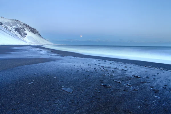 Bevroren vulkanische strand in het Oosten fjorden — Stockfoto