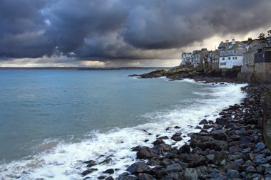 St Ives harbpr fırtına
