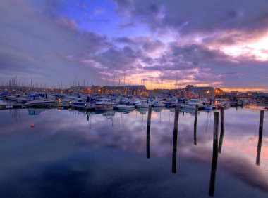 gün batımında Weymouth marina