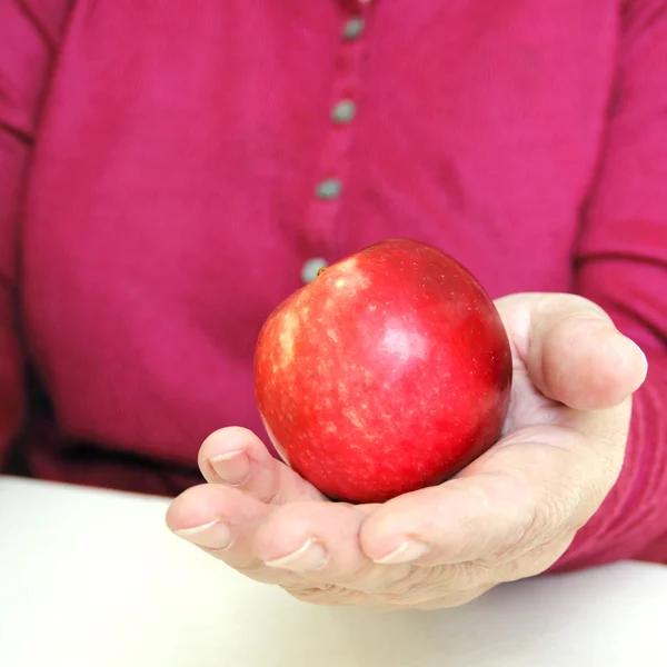 Une pomme à la main — Photo