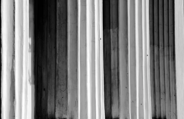 Colonnes en noir et blanc — Photo