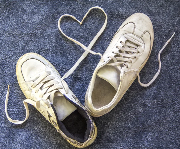 Um par de tênis velhos — Fotografia de Stock