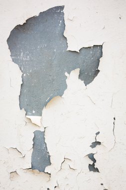 eski lapa lapa beyaz boya duvar soyulması
