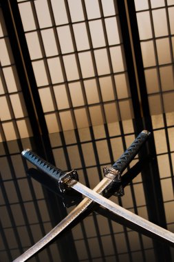 Katana ve Vakizaşi bir tablo üzerinde çıplak bıçakları