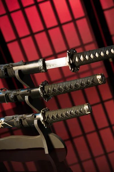 Getekende katana met andere zwaarden op rode achtergrond — Stockfoto