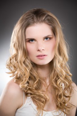 Kameraya bakarak, güzel sarışın portresi