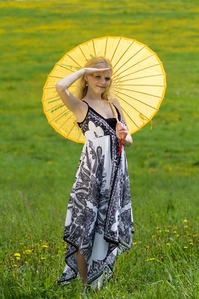 양산 초원, 암 발생에 서 여자. — 스톡 사진