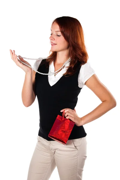 새로운 목걸이 시도 하는 여자. 총 축소. 로열티 프리 스톡 이미지