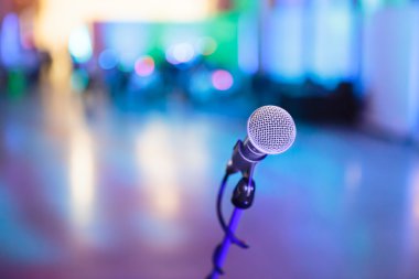 etrafında bulanık parti sahne ile mikrofon