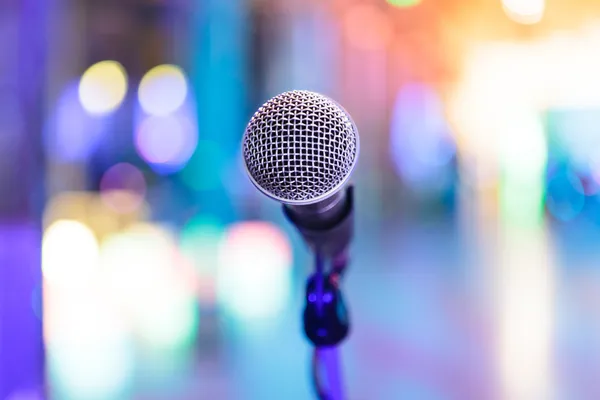 Détail du microphone avec lumières de fête floues — Photo