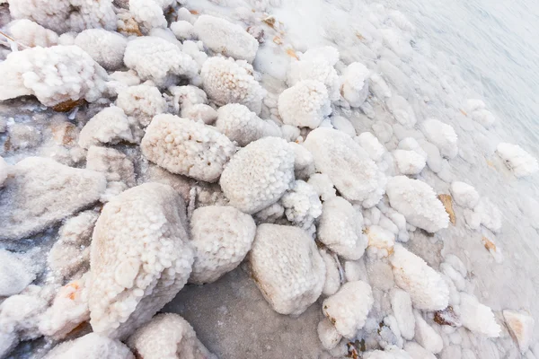 Skały z solą na brzegu Morza Martwego, Jordan — Zdjęcie stockowe