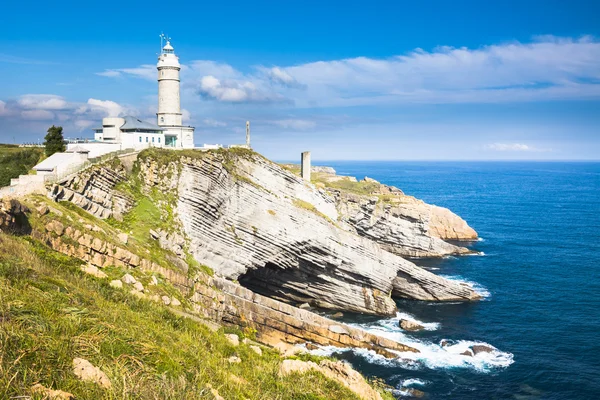 Le phare de Cabo Mayor avec falaises, ciel et mer — Photo