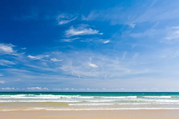 Sandstrand, ruhiges Meer und blauer Himmel, Kopierraum — Stockfoto