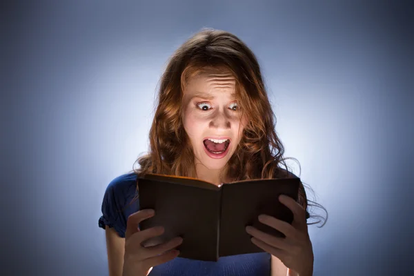 Woman reading horror book nad screaming — Stock Photo, Image