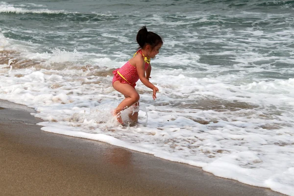 Menina brincando na praia — Fotografia de Stock