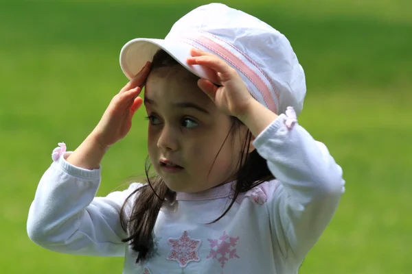 Schattig klein meisje met witte hoed — Stockfoto