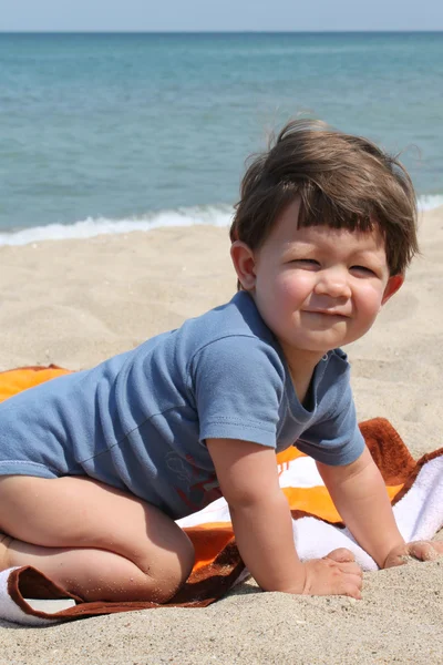 Petit garçon sur la plage — Photo