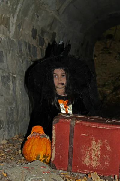 Halloween tric nebo treater v její Kostým čarodějnice — Stock fotografie