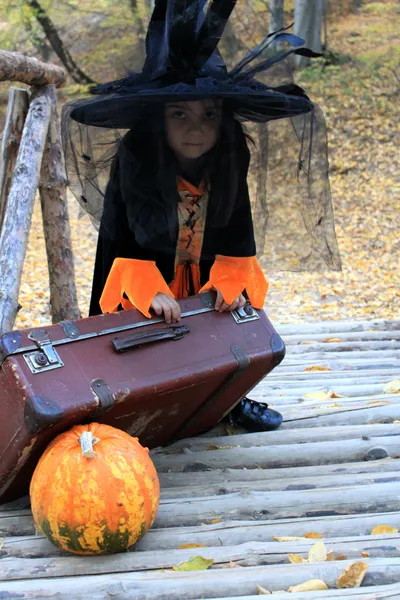 Čarodějnice dítě s dýně na halloween — Stock fotografie
