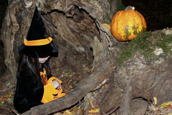 Halloween tric nebo treater v její Kostým čarodějnice — Stock fotografie