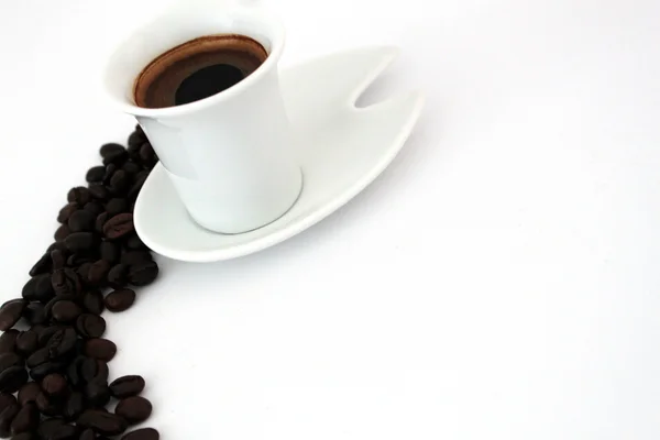 Taza de café y granos de café en blanco — Foto de Stock