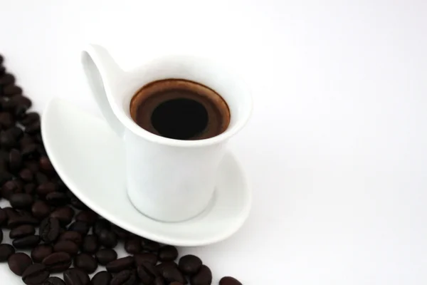 Taza de café y granos de café aislados sobre fondo blanco — Foto de Stock