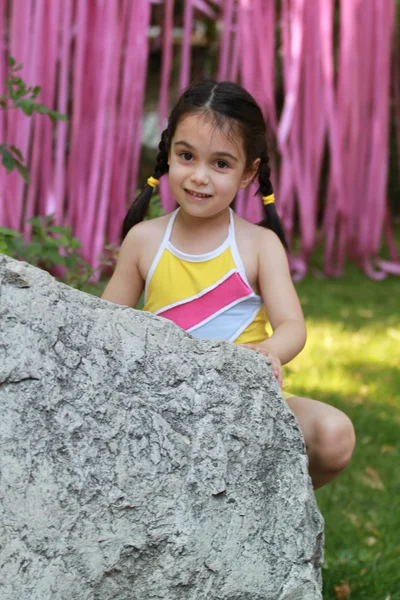 Schattig klein meisje poseren voor sessie buiten — Stockfoto