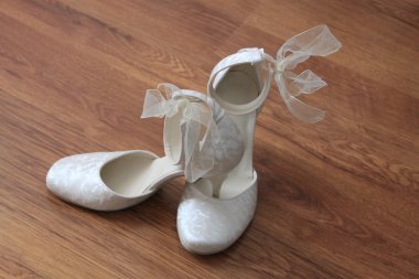 yerde duran düğün ayakkabıları