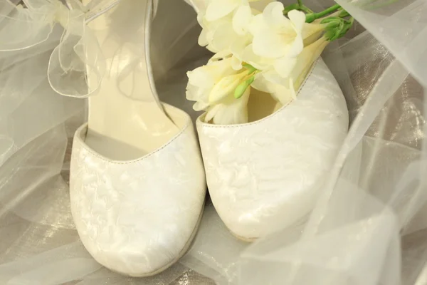 Zapatos de boda y freesia blanca —  Fotos de Stock